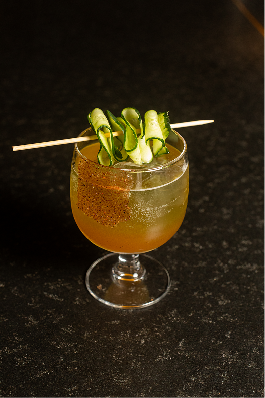 Coctel con listones de pepino de Hi-Kov