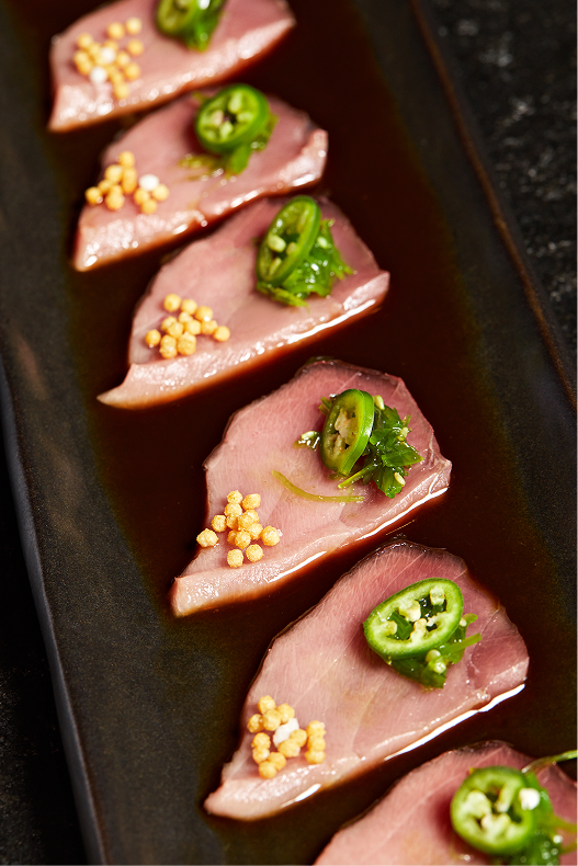 Hamachi Serrano con chile y arare de Hi-Kov