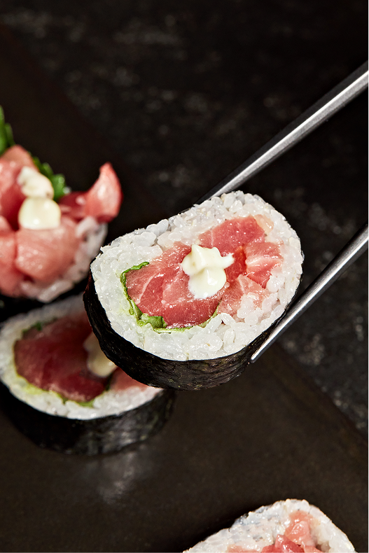 Maki de toro con mayonesa servido con palillos en Hi-Kov
