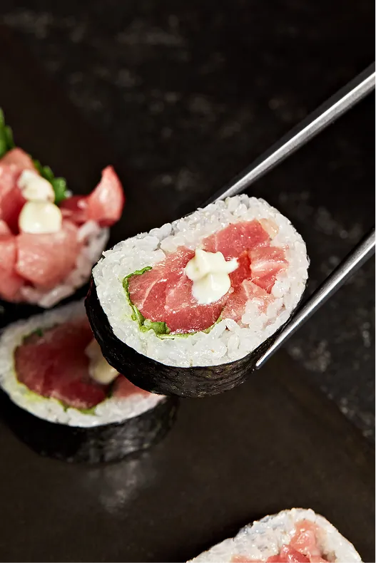 Maki de toro con mayonesa servido con palillos en Hi-Kov