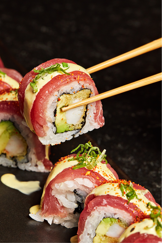 Tuna Especial Roll cubierto de atún de Hi-Kov