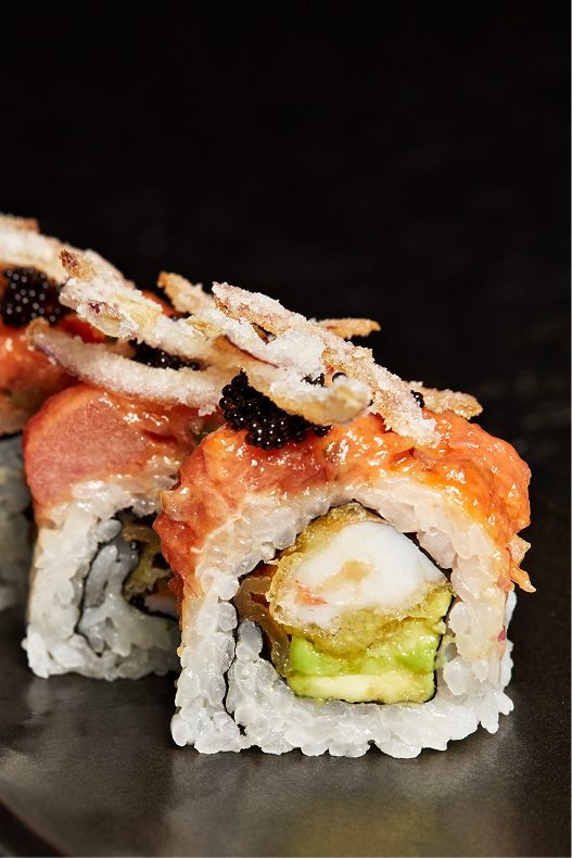 Roll spicy con tobiko y crujiente de Hi-Kov