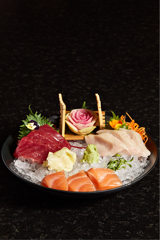 Plato de sashimi en hielo con variedades de Hi-Kov