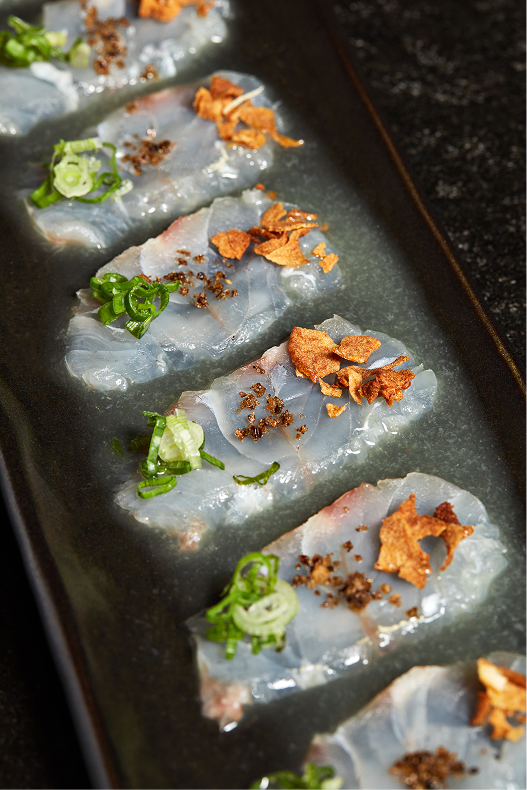 Tiradito de huachinango con ajo frito de Hi-Kov